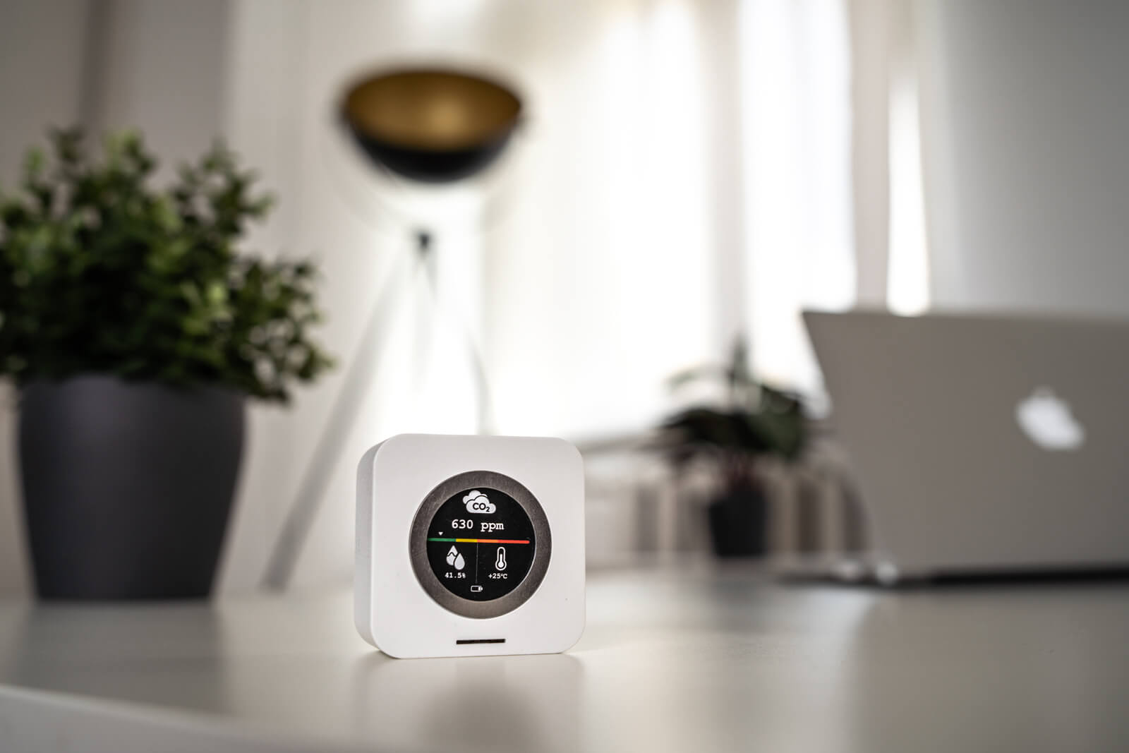 The Luxafor CO2 Dongle provides reliable data on the air you breathe by monitoring levels of CO2, temperature, and humidity. It has a 3/5/10-minute refresh rate and is easy to use