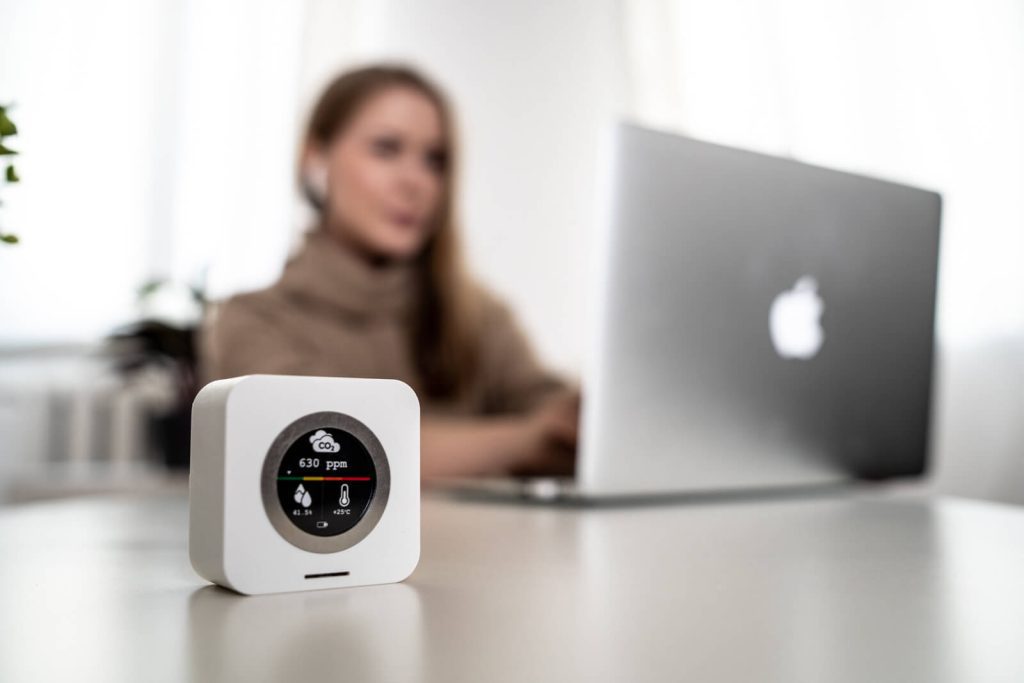 The Luxafor CO2 Monitor lets you know by alarm that a room needs ventilation so that you can significantly reduce CO2 levels and avoid airborne virus risks.